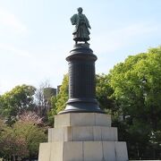 【大村益次郎像】神社創建の功労者。台座の高さにびっくり