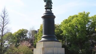 【大村益次郎像】神社創建の功労者。台座の高さにびっくり