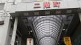 「みゆき通り商店街」と交差しています