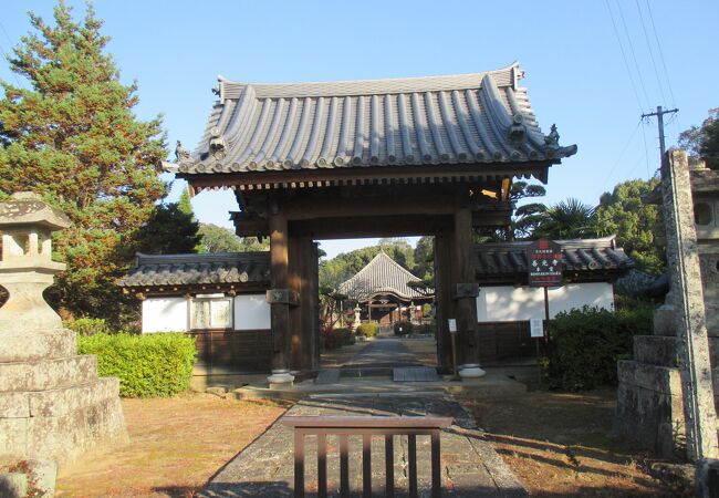 本堂は鎌倉時代の建築です。