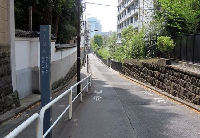 靖国神社の北側を西へ下る坂