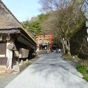 石畳で瓦屋根の京町家風民家が並ぶ街並み
