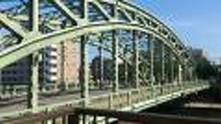 江東区を流れる小名木川を渡る橋