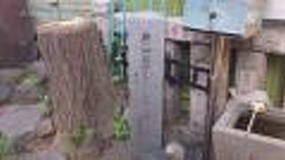 芭蕉稲荷神社内にあります