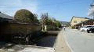 清流の明神川に沿って社家が建ち並び、すばらしい景観