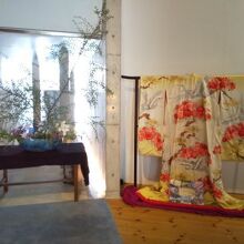 入館するやいなや、豪華な打掛が展示されてました。