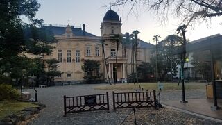 正面は左右対称ではない