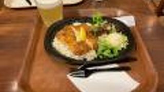 静かな店内で美味しいランチ