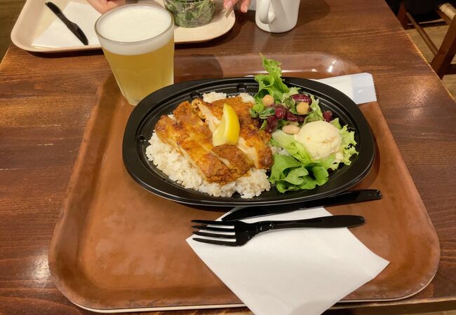 静かな店内で美味しいランチ