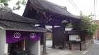 旧中山道から少し東に入ったところにあります。