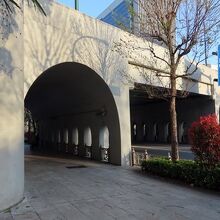 聖橋の下をくぐる外堀通り