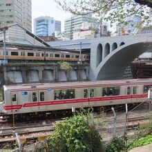 相生坂で丸ノ内線を撮っていたら映りこむ聖橋、そして中央苑快速