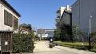 メインストリートのそこかしこにポケットパーク