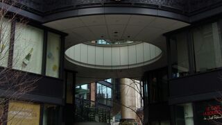 ショッピングモールがあります。