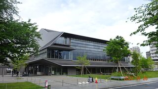 非常に大きな建物で、圧倒的な存在感が有ります。