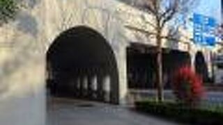 御茶ノ水駅東側、本郷通りが神田川と外堀通りを跨ぎます