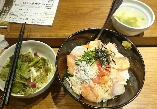 ランチで魚介の炙り丼をいただきました　