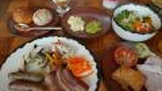 天井が高く開放的な空間