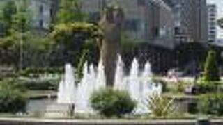 瓶を掲げた女性像