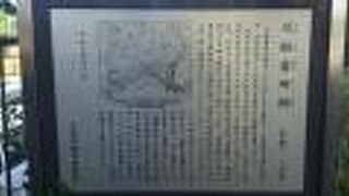 小名木川に架かる萬年橋の北詰西側に説明板が立っています