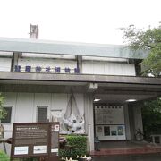 神社の境内にある