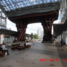 もてなしドーム側から見た鼓門