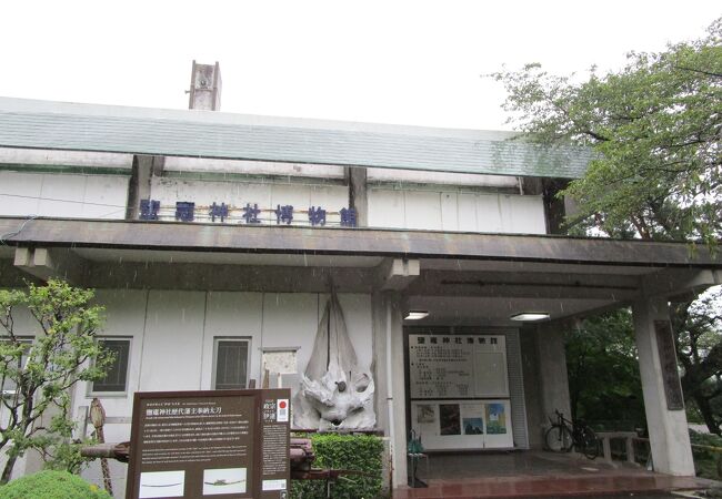 神社の境内にある