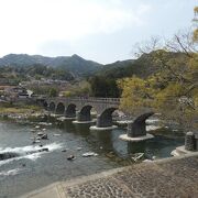 美しい8連の石造アーチ橋