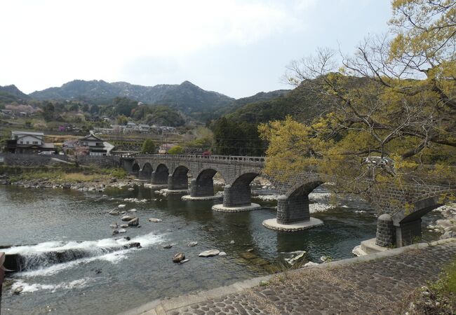 美しい8連の石造アーチ橋