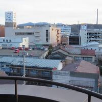 エレベーターホールの窓から見た市街地