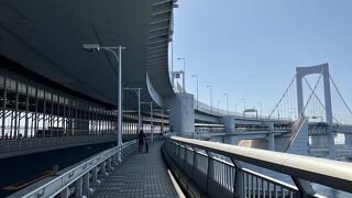 歩いて渡れます