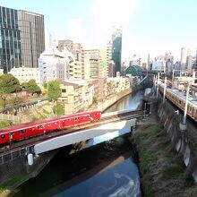 聖橋の上からの丸ノ内線の橋梁。神田川を渡る地下鉄の図