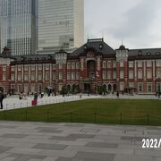 東京駅のレンガ造りの駅舎全体を見ることができます。