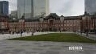 東京駅のレンガ造りの駅舎全体を見ることができます。