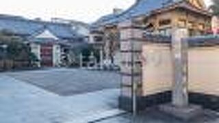 本堂の前は広くなっていて参拝しやすい雰囲気です