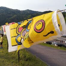 会場入口にある紙のこいのぼり