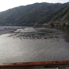 会場は夕方も賑わっています。