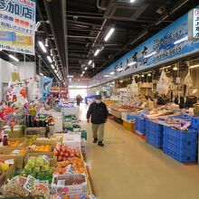 魚菜市場内部。