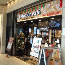 改札を出てすぐ右側です