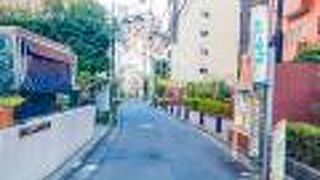 人通りの少ない裏通りといった雰囲気です