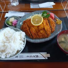 わらじとんかつ定食(1200円)