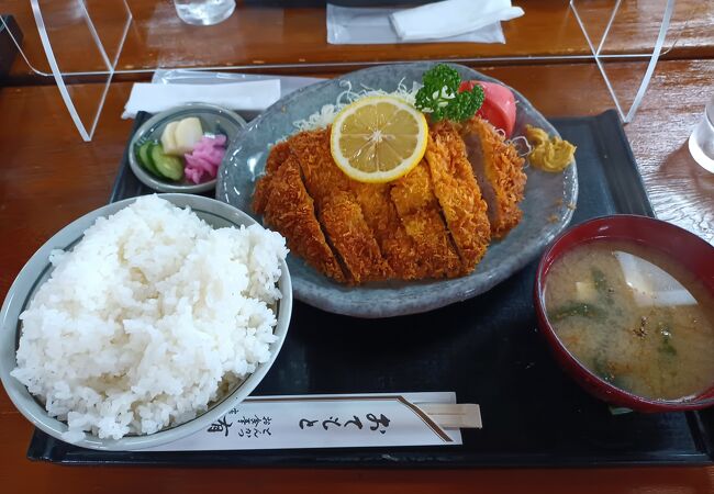 わらじとんかつ定食(1200円)ライス大盛を注文しました。