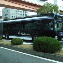 神戸の中心部を循環する連接バスです