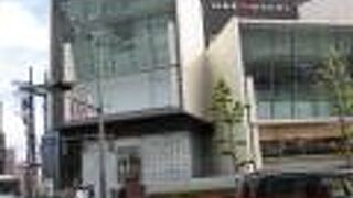 ユニークな形の建物のショッピングモール