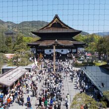 御開帳の時、回向柱に本堂です。