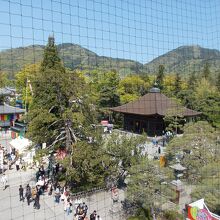 山門からの経蔵方面の眺めです。