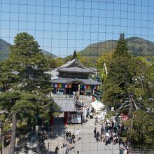 山門からの大勧進護摩堂の眺めです。