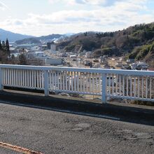橋の反対側には鍬ケ崎地区の町並みが。