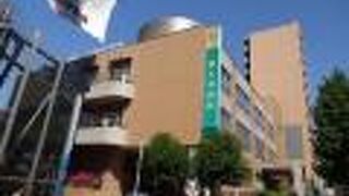 中山道沿いに建っています。