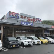 新鮮な魚介類を販売している活気あるお店